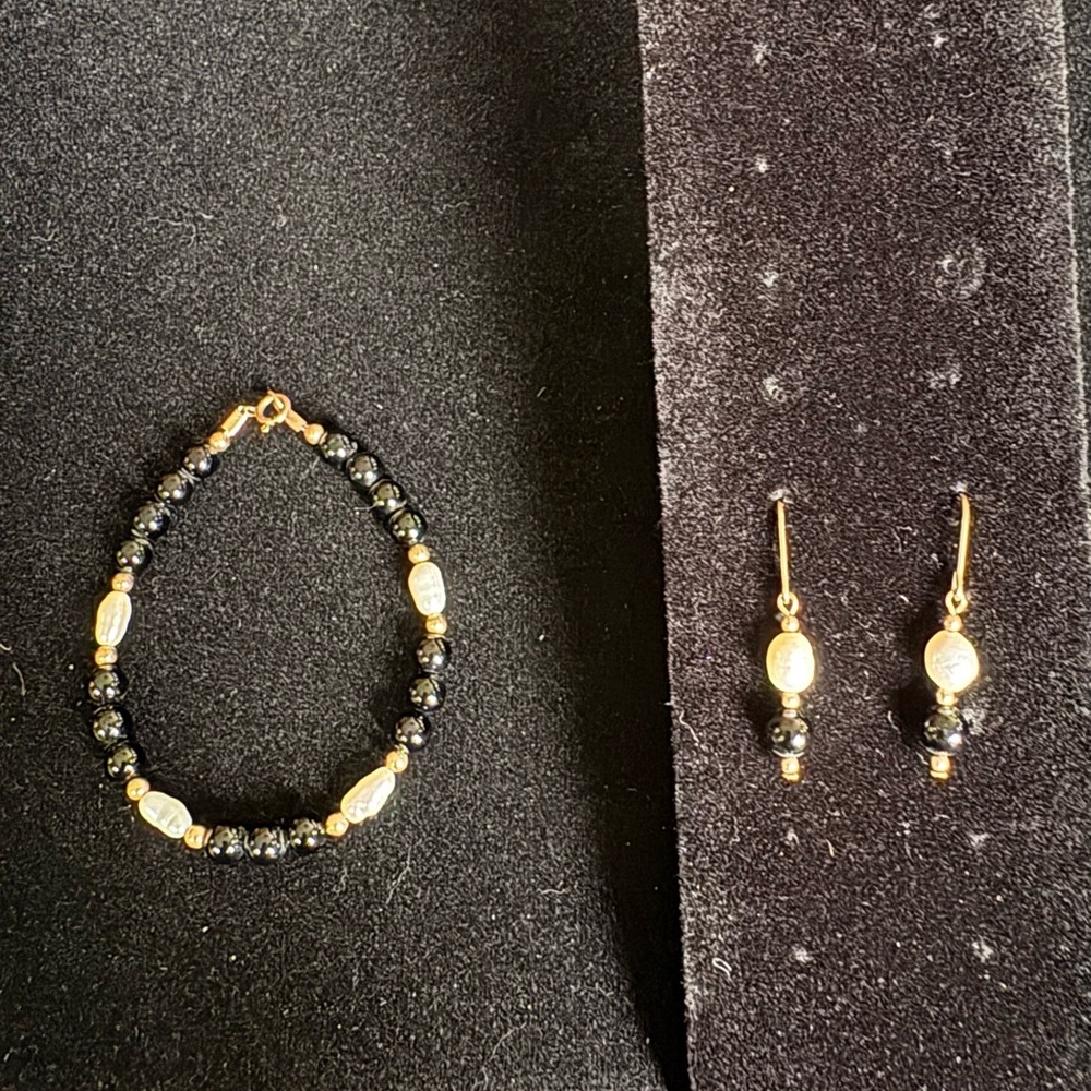 Elegant Black Onyx, Freshwater Pearls and Gold Bracelet and Earrings Set.